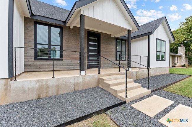 Building Photo - 2204 Magnolia Dr