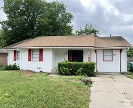 Building Photo - 916 Manhattan Dr