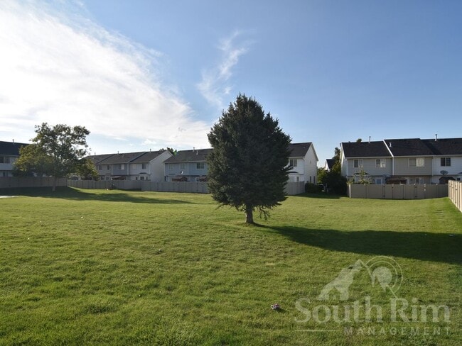 Building Photo - 916 Greenridge Ave