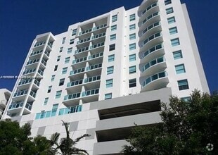 Building Photo - 1723 SW 2nd Ave