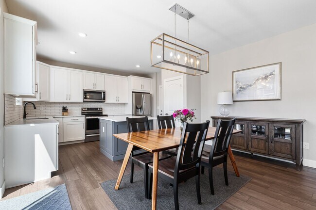 Foto del edificio - 3 bedroom, 3 bath home with 2 car garage