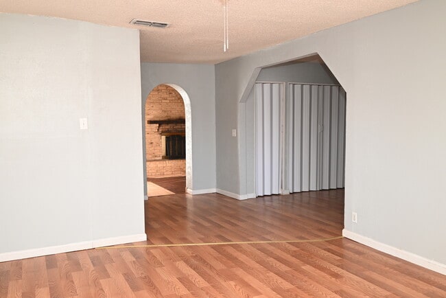 Building Photo - 1616 Phoenix Dr