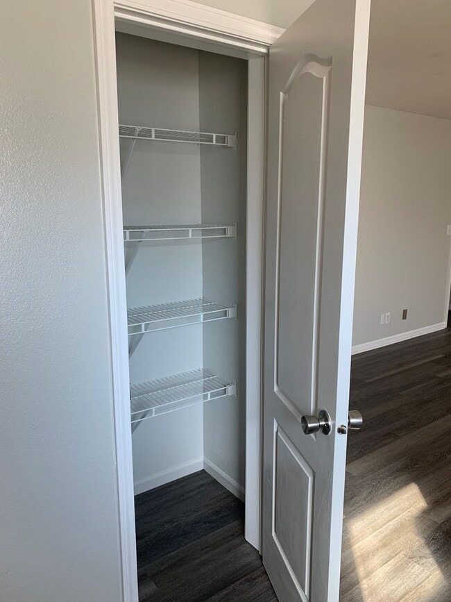 Building Photo - Super cute and updated with fresh paint, new floors, some fixtures, and all appliances.