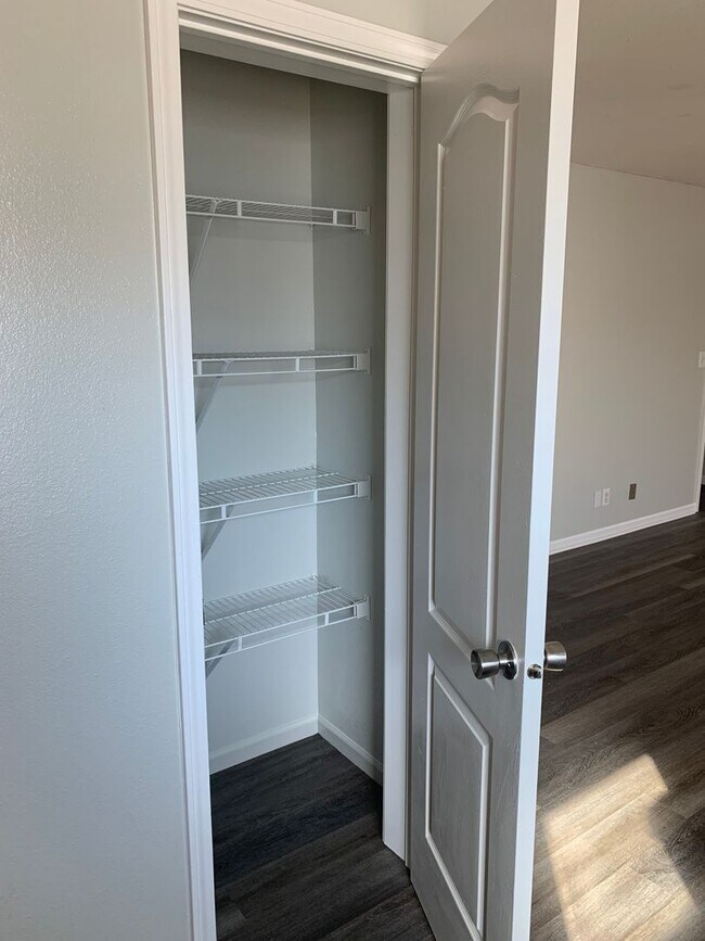 Foto del edificio - Super cute and updated with fresh paint, new floors, some fixtures, and all appliances.