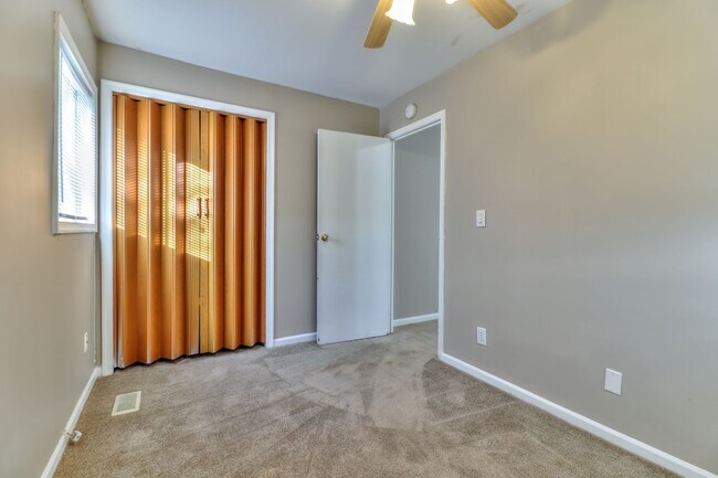 Building Photo - 2 bedroom, 1 bath ranch home - Available 1...