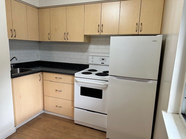 Photo du bâtiment - 646-646 Admirals Rd