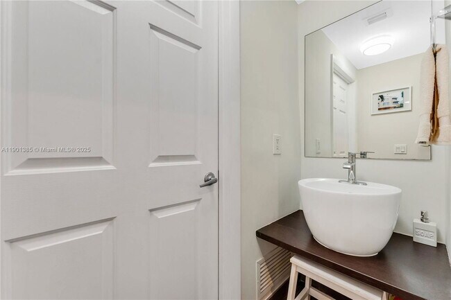 Building Photo - 927 Euclid Ave