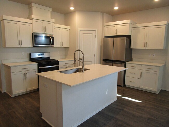 Foto del edificio - New Construction in Iron Horse Subdivision...