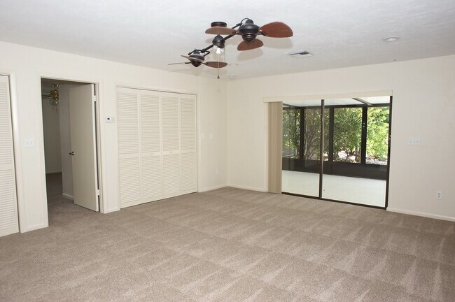 Building Photo - Annual Rental - 2 Bedroom + Den Home with ...