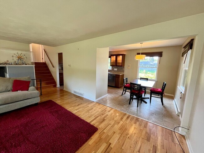 Foto del edificio - 3-bedroom, 1.5 bathroom unfurnished home i...