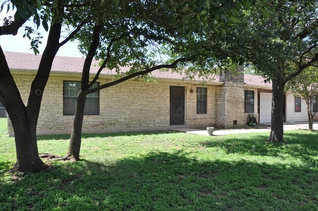 Building Photo - 2 Bedroom 1 Bath 1 Car Garage in Heart of ...