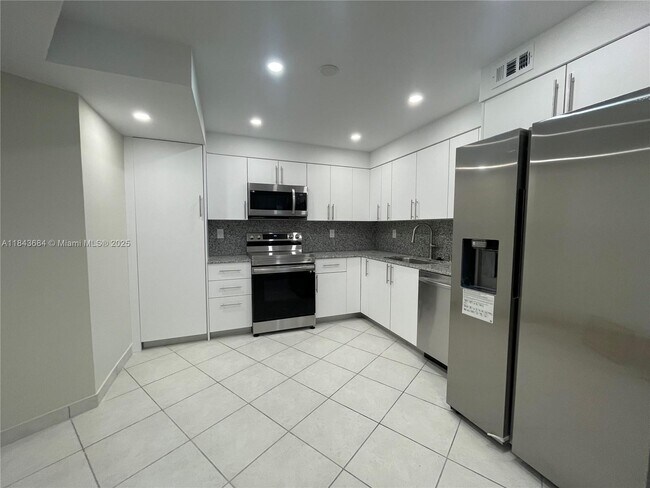 Foto del edificio - 3180 S Ocean Dr