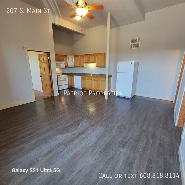 Foto del edificio - 2 bedroom/ 1 bath apartment in Jefferson, WI