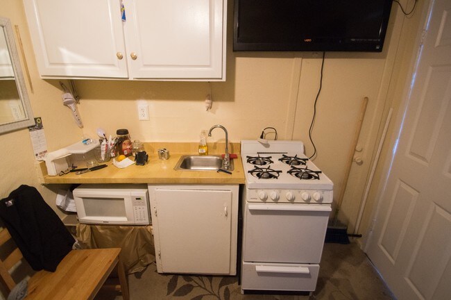 Bachelor unit - 7408-7411 Elsie St (7408-7411 Parmalee Ave)