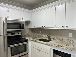 Building Photo - 650 Horizon St E