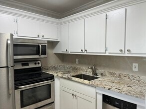 Building Photo - 650 Horizon St E