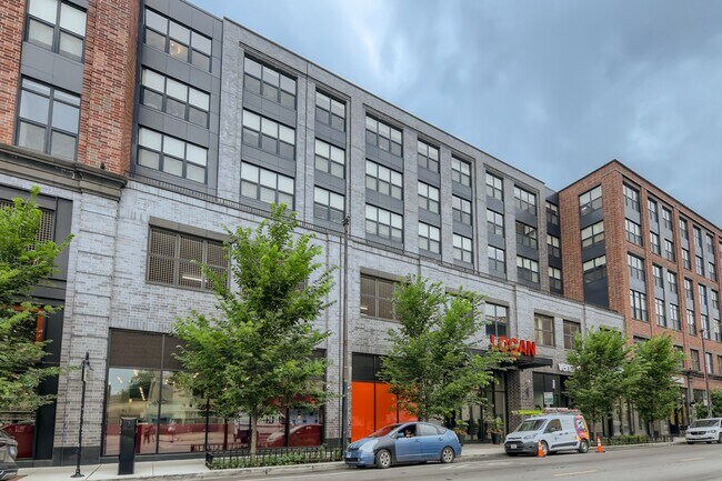 Foto del edificio - 2475 N Milwaukee Ave