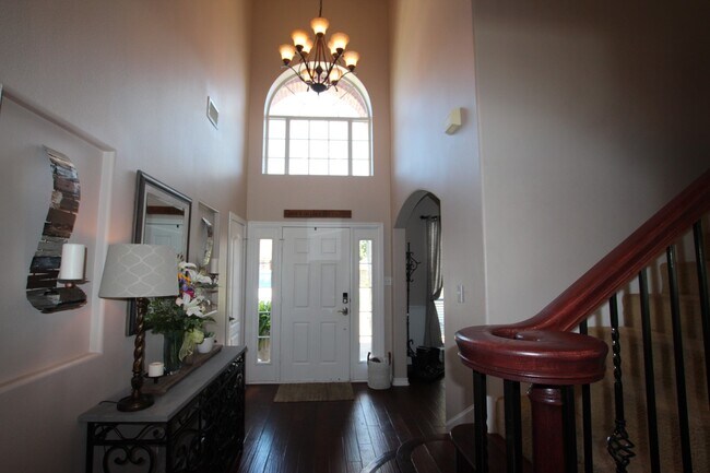 Foto del edificio - Lease Takeover Opportunity Available: Stun...