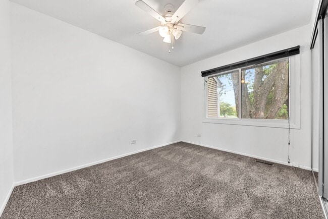 Building Photo - Modern 3-Bed Townhome in Hoffman Estates –...