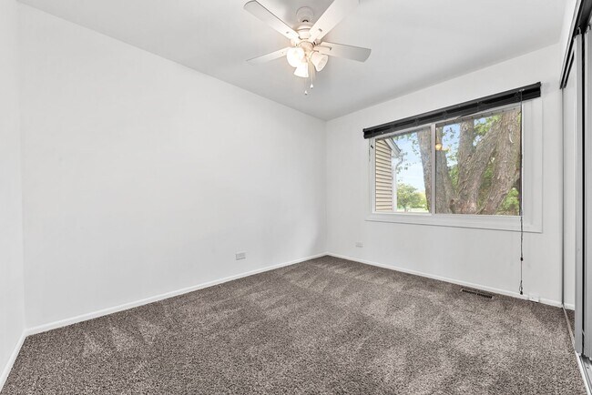 Foto del edificio - Modern 3-Bed Townhome in Hoffman Estates –...