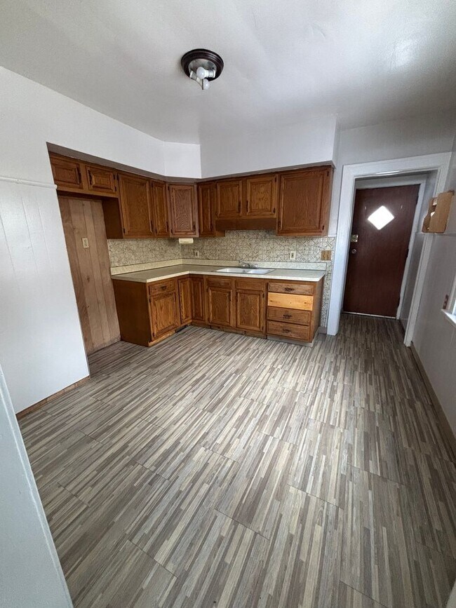 Building Photo - 3bd Single Cash Pay