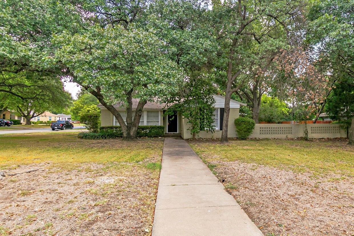 Foto principal - Beautiful 3 Bed, 2.5 Bath home close to TC...