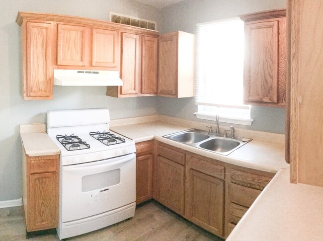 Building Photo - Cozy 2 Bed/2 Bath Home