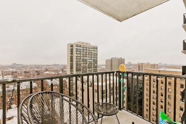 Foto del edificio - 2740 N Pine Grove Ave