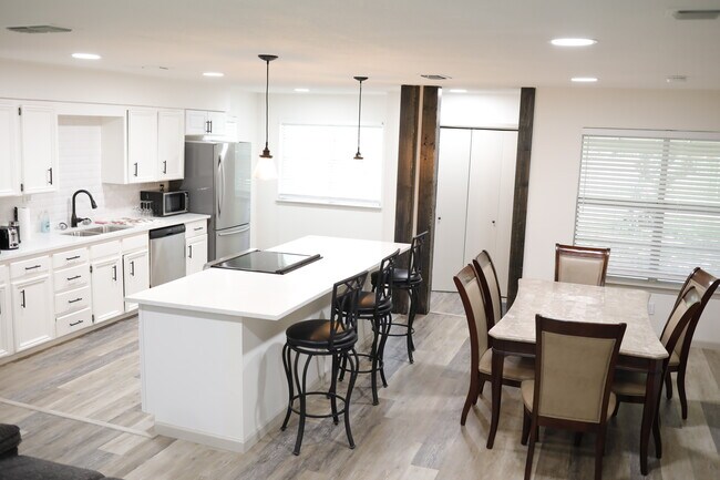 Foto del edificio - 804 Hilltop Dr