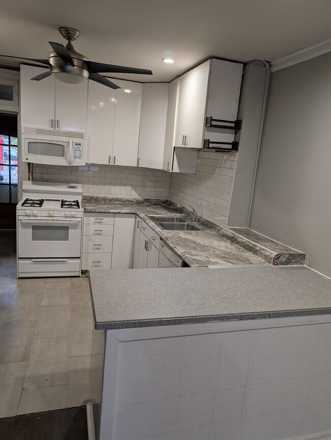 Foto del edificio - 3415 Pleasant Pl