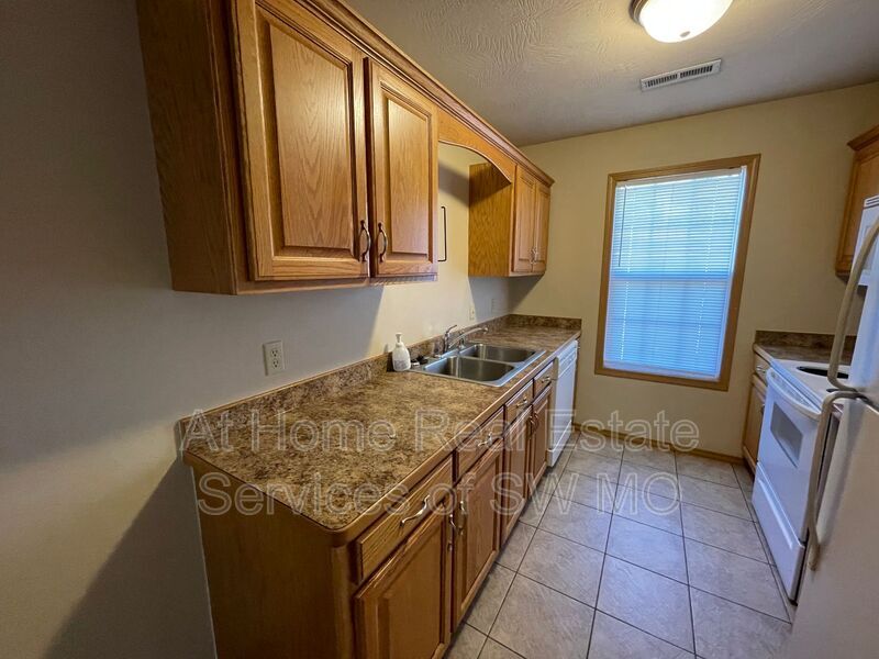 Foto del edificio - 1096 N Westwood Ave