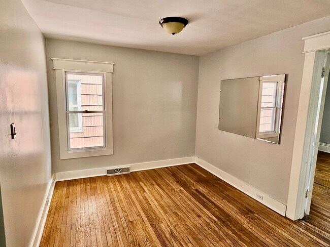 Foto del edificio - Second Floor 2 BED/1 BATH Apartment