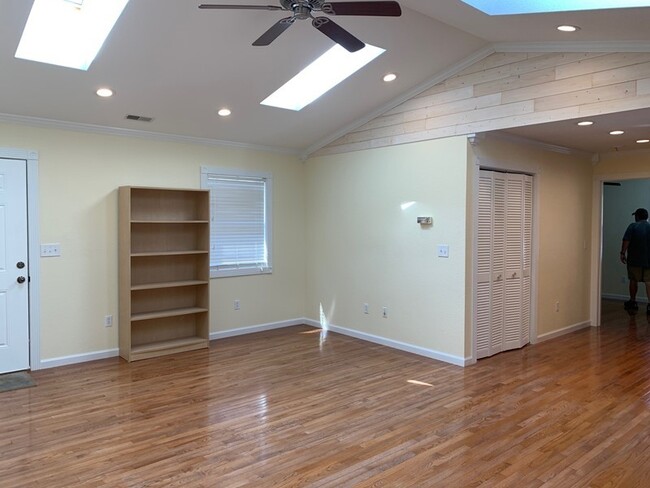 Building Photo - FOR LEASE!!