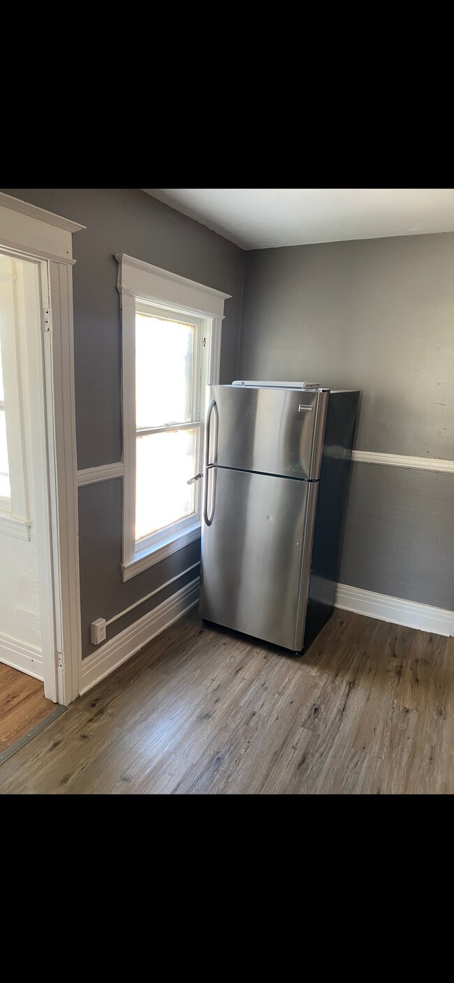 Building Photo - 857 N Goodman St