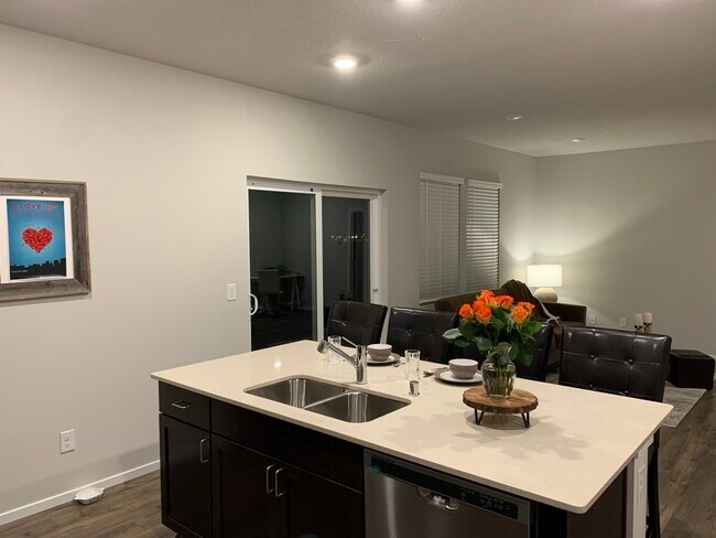 La cocina se abre directamente a un patio cercado. - 3242 N Stanley Rd