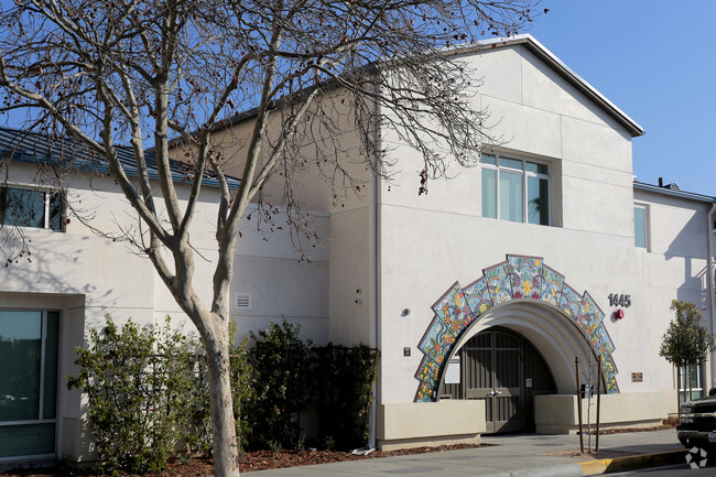 Foto del edificio - Holt Family Apartments