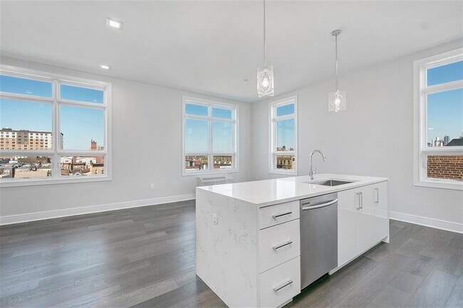 Building Photo - 119 Peter St