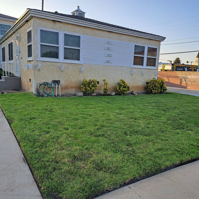 Building Photo - 8615 S Van Ness Ave