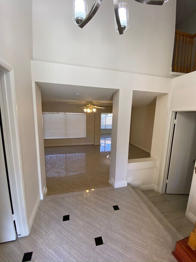 Foto del edificio - This great home with available with 3 car ...