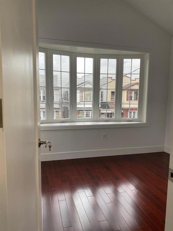 Foto principal - 93-18 202nd St