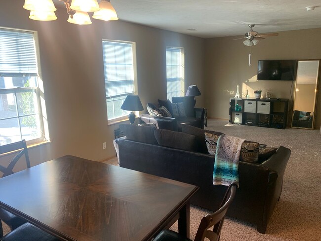 Building Photo - 2 bedroom fully furnished townhome