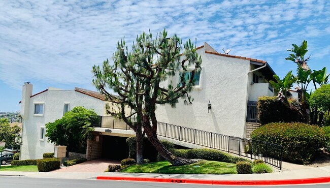 Foto del edificio - Unbeatable Location! Ocean View two bedrooms and two bathrooms two story condo with gated undergr...