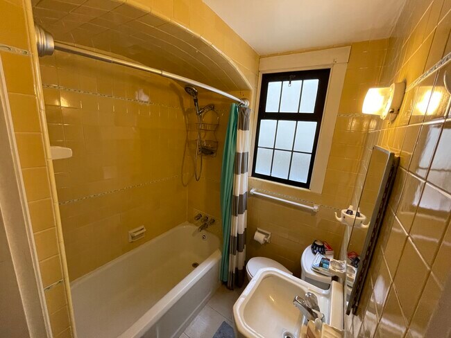 Full bathroom - 2085 Ulloa St
