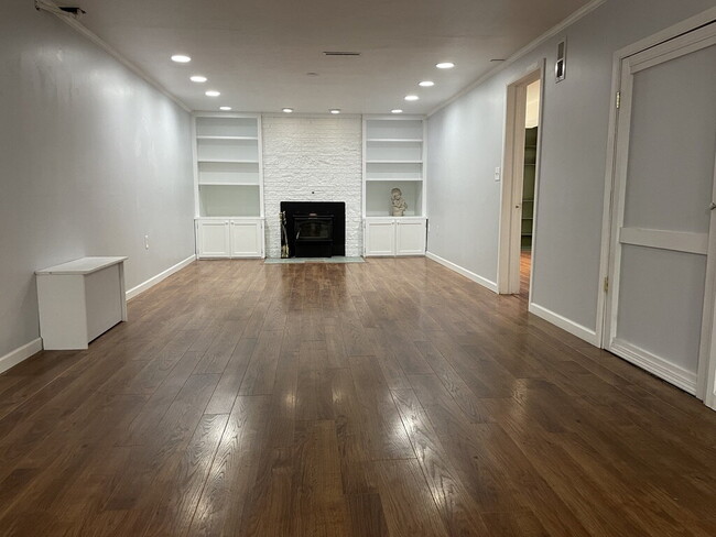 Building Photo - Huge 1 bed duplex near Dwight Merkel Park