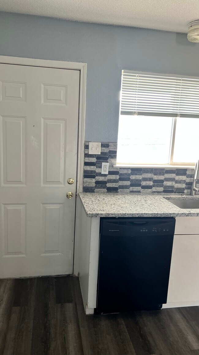 Building Photo - 1302 Quail Cir