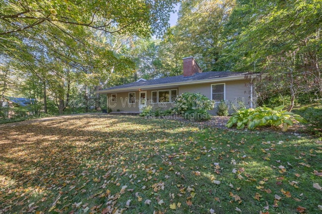 Foto del edificio - 451 Birch Mountain Rd