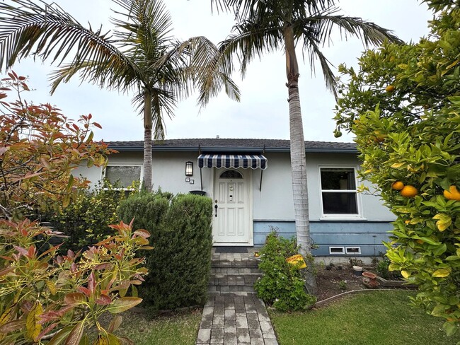 Foto del edificio - Quaint Ventura Home w/Lush Landscaping