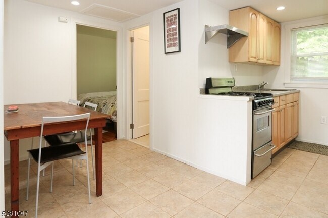 Foto del edificio - 27 Degraw Ave