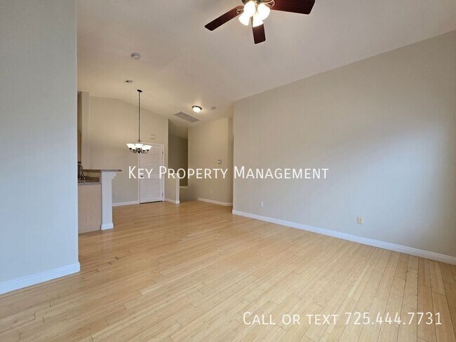 Foto del edificio - 2 BEDROOM 2 BATH TOWNHOME IN GATED COMMUNI...