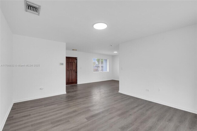 Foto del edificio - 721 SW 64th Ter